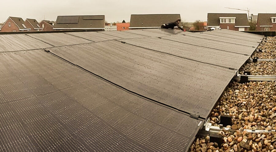 Plat dak met PVT-panelen als bron voor de stille PVT-warmtepomp binnen in huis.